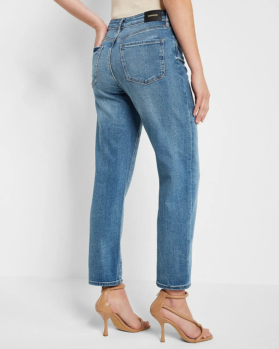 Mid Rise Medium Wash Boyfriend Jeans in Medium Wash